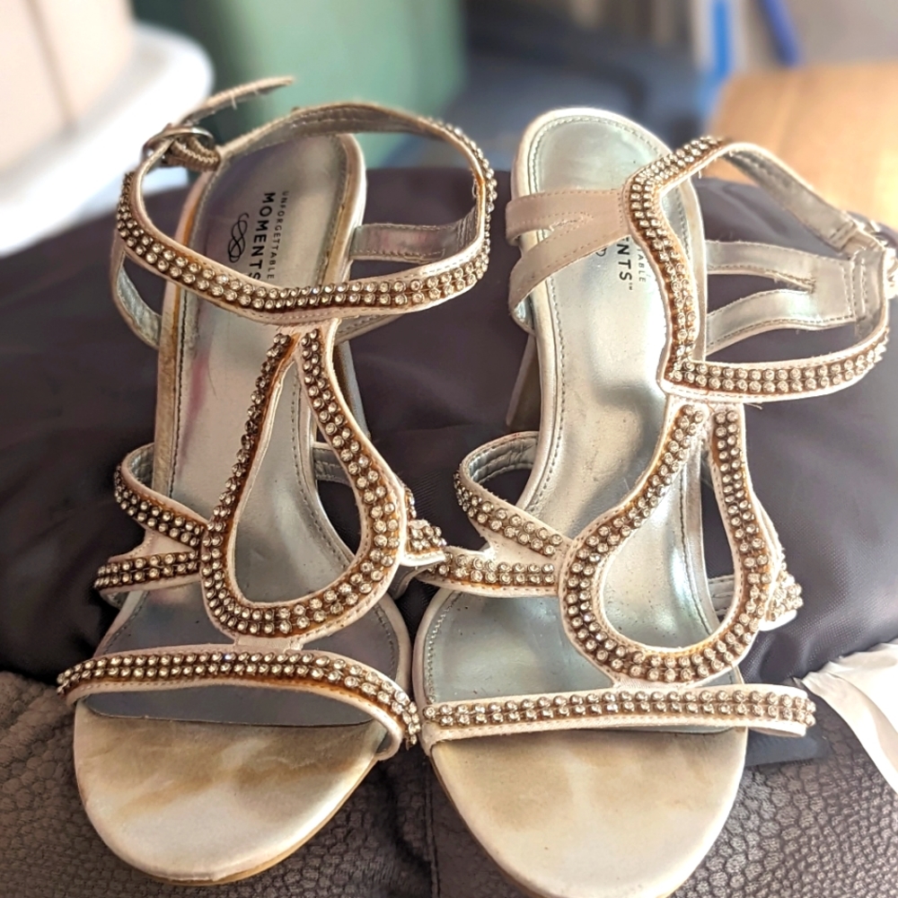 Moments  unforgettable sandals cream and silver with jewels size 7.5